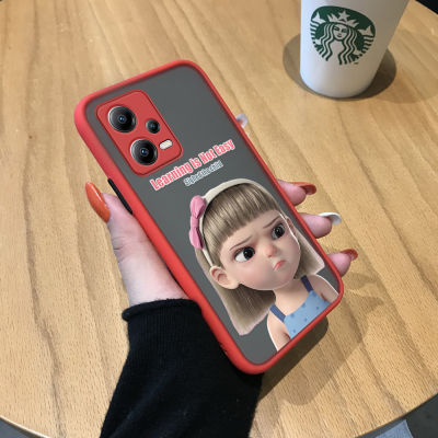 GGK เคสสำหรับ Xiaomi Redmi Note 12 5G Xiaomi Poco X5 5G น่ารักมีรอยขมวดคิ้วที่ยากลำบากในการทำกระเป๋าเด็กผู้หญิงมีน้ำค้างแข็งโปร่งใสแข็งเคสใส่โทรศัพท์ปกหลังแบบเต็มกันกระแทกมีกล้องป้องกัน