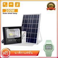 ไฟ LED พลังงานแสงอาทิตย์ 200W โคมไฟถนนน้ำท่วมกันน้ำกลางแจ้ง IP67 พร้อมรีโมท ฟรีแฟชั่นนาฬิกาอิเล็กทรอนิกส์