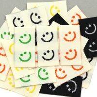 【LZ】♧☬❈  Etiqueta de roupa facial sorridente Tags artesanais para roupas bordados algodão Smiley feitos à mão 20x39mm 50Pcs