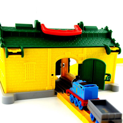 ชุดของเล่น Thomas And Friends รวมจี้รูปรถไฟและแบบจำลองรางรถไฟอัลลอยสำหรับเด็กคอลเลกชันของขวัญวันเกิด