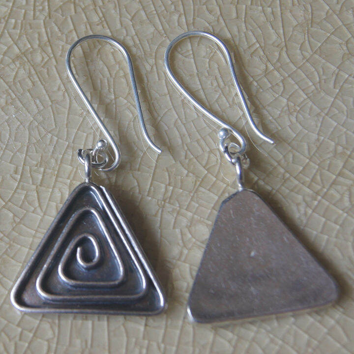 triangle-earrings-very-nice-silver-thai-karen-hill-tribe-สามเหลี่ยมสวยงามไทยตำหูเงินกระเหรี่ยงทำจากมือชาวเขางานฝีมือสวยของฝากที่มีคุณค่าของฝากถูกใจ-มีคุณค่า