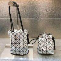 ของแท้ 100% BAOBAO Issey Miyake กระเป๋าสะพายไหล่แบบคลาสสิก diamond small bucket bag drawstring simple casual BB81-AG531