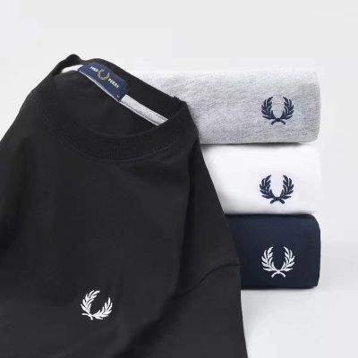 FRED PERRY เสื้อยืดคอกลมหูข้าวสาลี FP ใหม่สำหรับผู้ชายเสื้อยืดสีทึบคลาสสิกเสื้อยาวปิดถึงก้นผ้าฝ้ายบริสุทธิ์