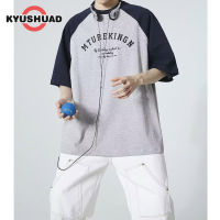 KYUSHUAD เสื้อยืดผู้ชายมีสไตล์และแขนสั้นหลวมพร้อมคอกลมพิมพ์ลายอักษรย่อใหม่