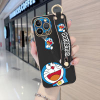 เคสสำหรับ Apple โทรศัพท์ iPhone 15 Plus 15 Pro 15 Pro Max พร้อมสายรัดข้อมือนิ่มลายการ์ตูนขอบสี่เหลี่ยมร่มชูชีพโดราเอมอนเคสชุบเคสโทรศัพท์หรูหราชุบเคสโทรศัพท์นิ่ม