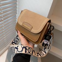 Wide shoulder strap small bag 2022 new autumn fashion womens bag retro small square bag matte texture single shoulder Messenger bag