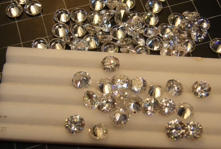 พลอย-เพชรรัสเซีย-brilliant-white-a-2-10-mm-diamond-ทรงกลม-เจียระไน-เหลี่ยมเพชร-2-10-มม-mm-100-เม็ด-round-cut-royal-thai-cut