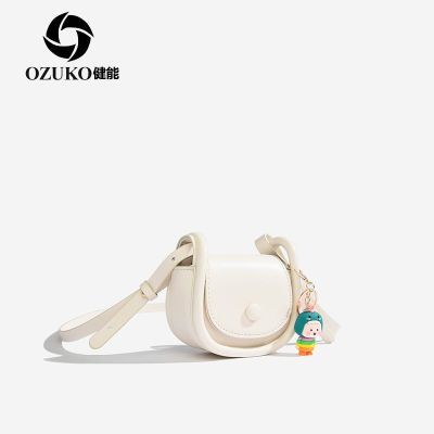 Jianneng กระเป๋าใบเล็กมินิสำหรับผู้หญิงฤดูใบไม้ผลิฤดูร้อน 2023 กระเป๋าอานม้าแฟชั่นอินเทรนด์ใหม่กระเป๋า Messenger อเนกประสงค์ขนาดเล็กซองจดหมายสีแดง