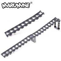 Marumine MOC รถไฟเมืองทางลาดสะพานรถไฟอิฐก่อสร้างขึ้นเนินโมเดลวิวถนนเข้ากันได้กับอุปกรณ์เสริม53401บล็อก