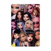 Bratz Rock Angelz ออกแบบป้ายโลหะคอลลาจตุ๊กตาวินเทจแบบกำหนดเองสำหรับ Office Store Pubs Club Man Cave Bar ตกแต่งบ้าน 20 * 30 ซม