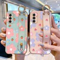 [Beike electronic] เคสใส่สายรัดข้อมือสำหรับ Samsung M23 F23สตรอเบอร์รี่และดอกไม้ซิลิโคนโทรศัพท์ TPU Cover