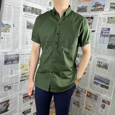 SHIRTFOLDING เสื้อเชิ้ต แขนสั้นคอปก สีเขียว ขี้ม้า กระดุมดำ