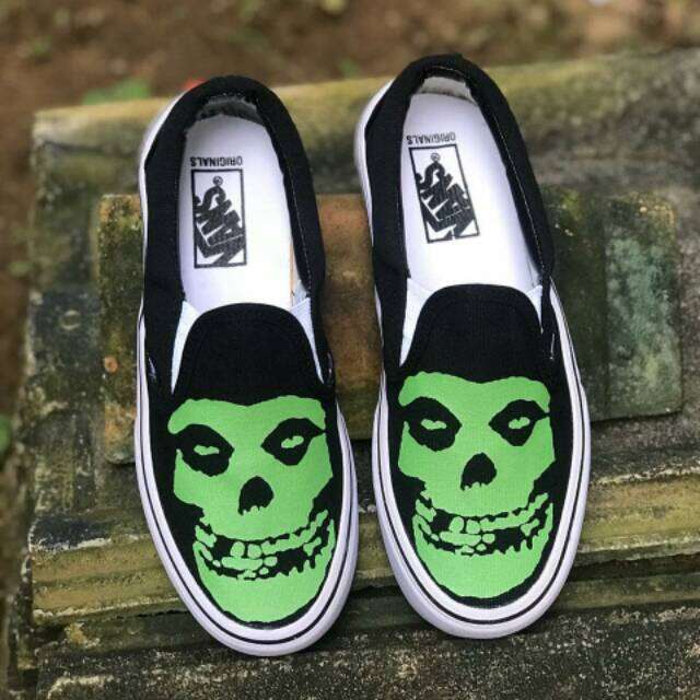 vans-slip-on-misfits-jawbones