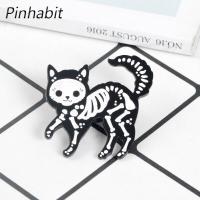 Pinhabit เข็มกลัดลงยารูปโครงกระดูกแมวสีชมพูเข้มเข็มกลัดตราแมว