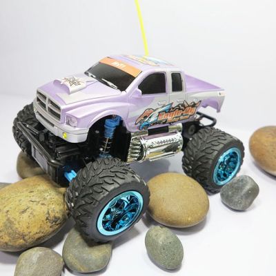 รถบังคับวิทยุ Super Giant Monster Truck อัตราส่วน 1:24 วิ่งได้ทุกสภาพพื้นผิว มีไฟหน้า – ZONERTOY สีม่วง ล้อฟ้า