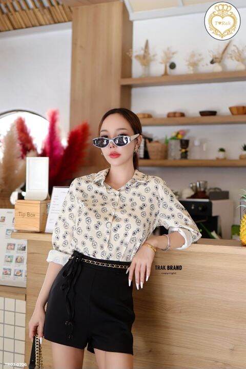เซท-3-ชิ้น-เสื้อเชิ้ตแขนยาวคอปกกระดุมหน้าลายดอกไม้-มาพร้อมกางเกงขาสั้นสีดำ-แต่งด้วยโซ่ผูกเอวปลายชายแต่งลายโลโก้-งานสวย