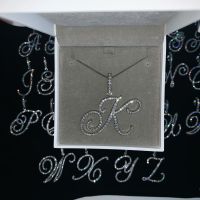 《 DTOU Fashion 》 Cursive 26สร้อยคอจี้ตัวอักษรเริ่มต้น Micro Pave 5A Cubic Zirconia CZ เครื่องประดับชื่อตัวอักษร