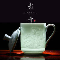 Jingdezhen เครื่องลายครามจีนแกะสลักของขวัญเครื่องกระเบื้องสีขาวถ้วยชาลิงยาวถ้วยมีฝาเงาสีเขียวแฮนด์เมดแก้วใช้ในสำนักงาน