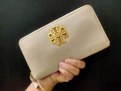 พร้อมส่ง Tory Burch Britten ZIP Continental กระเป๋าสตางค์ผู้หญิง โลโก้เหล็กสีทอง แบบซิปรอบ