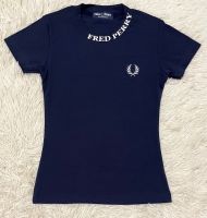 เสื้อยืดแขนสั้น คอกลม เข้ารูป สีพื้น รุ่นปักลายโลโก้ Fred Perry และสกรีนที่คอ รุ่นใหม่ ผ้าเนื้อดีมาก สีไม่ตก อกยืดได้ 32-36