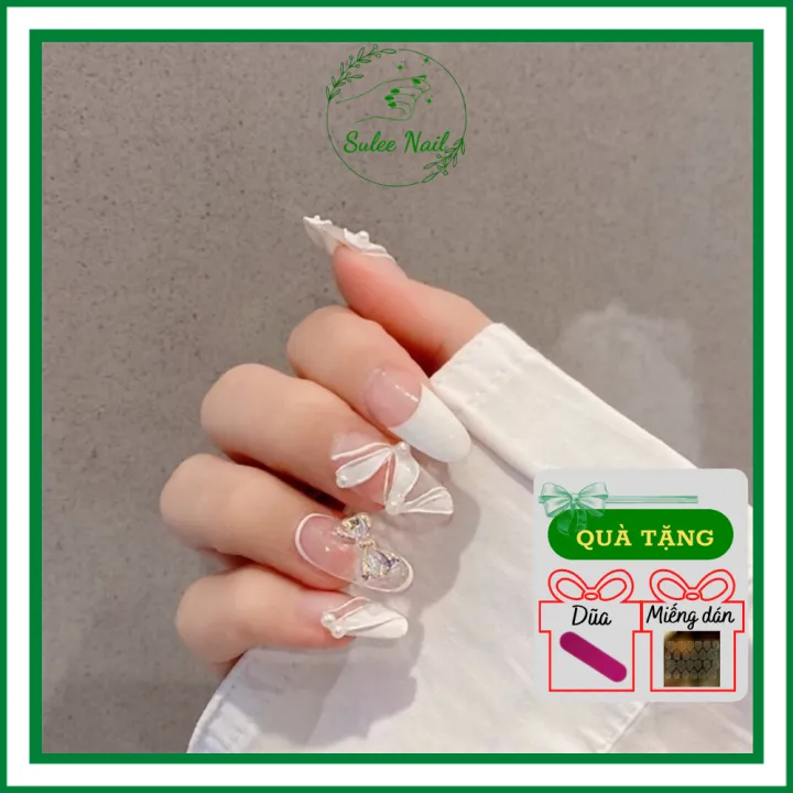 Mẫu nail bướm với các màu sắc và hoa văn đa dạng sẽ mang lại cảm giác tự tin và rực rỡ cho chủ nhân của chúng. Bạn có thể thoải mái sáng tạo và tùy chỉnh cho riêng mình một kiểu nail bướm độc đáo và tuyệt đẹp.