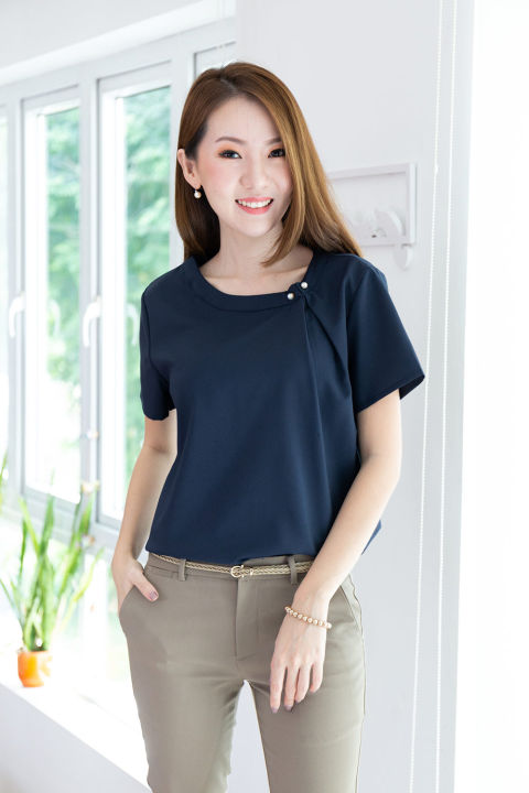 narinari-nt8711-pearl-neck-side-twist-blouse