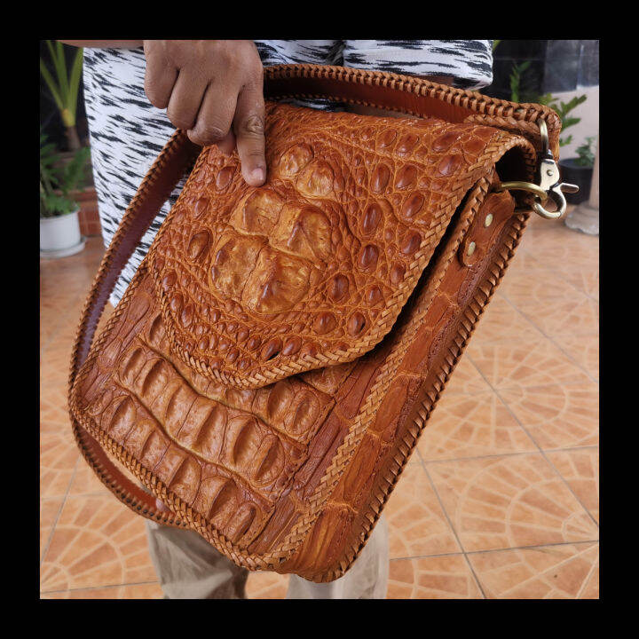 real-crocodile-leather-shoulder-bag-for-you-งานโหนก-และกระดูกหลังชัดเจน