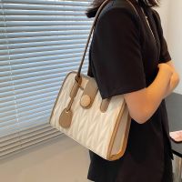 ? กระเป๋าสะพายไหล่ข้างเดียวสำหรับผู้หญิง۞ Niche design bag ผู้หญิงฤดูร้อนปี 2022 ใหม่อินเทรนด์แฟชั่นกระเป๋าสะพายข้างใต้วงแขนกระเป๋าสี่เหลี่ยมเล็ก ๆ เนื้อตรงทั้งหมด