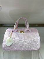 NARAYA HANDBAG NPL-91E กระเป๋าถือทรงหมอนสไตล์เรียบหรู ขนาดเล็กรายละเอียดสินค้า:ผลิตจากผ้าซาตินอัดพลีทเกรดพรีเมียมหูหิ้ว 2 เส้น ทำจากเชือกถักเพิ่มความน่ารักด้วยโบว์ติดที่หูกระเป๋ามีช่องกระเป๋าหลัก 1 ช่องด้านในกระเป๋าส่วนหน้ามีช่องใส่ของ 2 ช่องช่องซิปส่วนหล