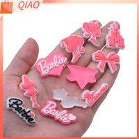 QIAO 20Pcs การ์ตูนอะนิเมะ เครื่องประดับตุ๊กตาบาร์บี้ DIY ตุ๊กตา3D คาวาอิ ตกแต่งเคสโทรศัพท์ เสน่ห์เสน่ห์ มินิมินิ แพทช์พวงกุญแจต่างหูกิ๊บ ของขวัญของเล่นของเล่น