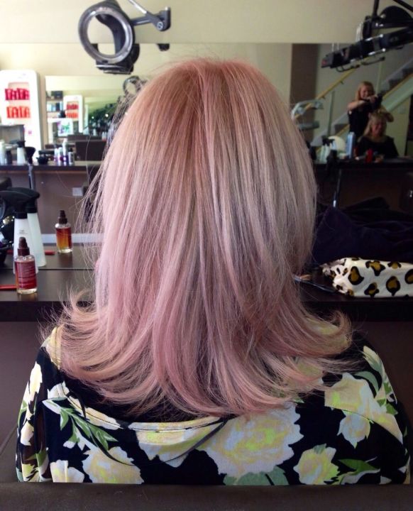 Nhuộm tóc màu hồng thạch anh sẽ giúp bạn thể hiện được tinh thần độc đáo và sự quyết đoán. Hãy để hình ảnh này gợi lên sự trẻ trung, sáng tạo và đầy màu sắc trong bạn.
