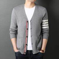 {Qinqin clothing}หรูหรา TB แฟชั่นแบรนด์ Thom เสื้อกันหนาวผู้ชายสลิมฟิตคอ V ลาย Cardigans เสื้อผ้าลายผ้าฝ้ายเสื้อลำลองสไตล์อังกฤษ