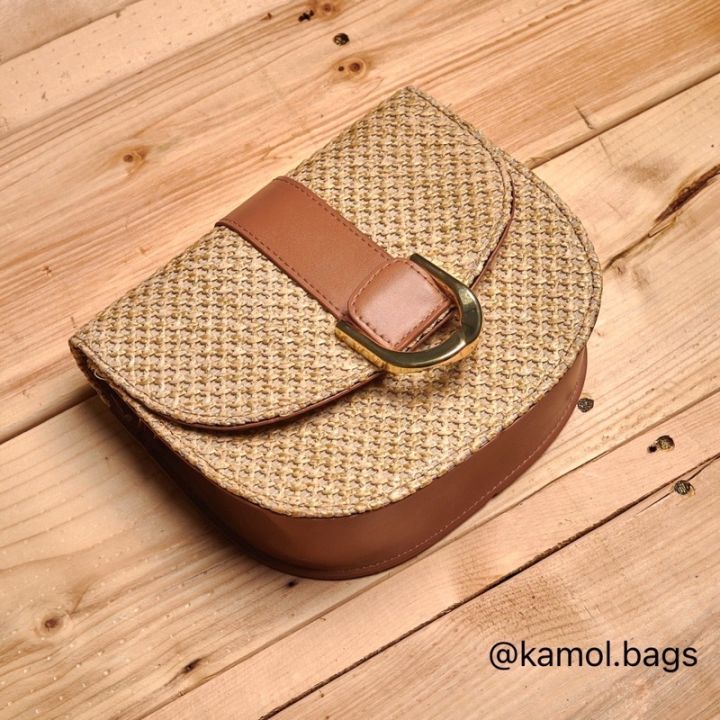 woven-saddle-bag-กระเป๋าสาน-สีน้ำตาลสุดคลาสสิค-kamol-bags