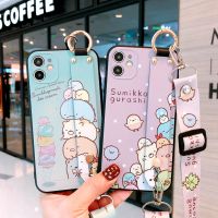 Sumikko Gurashi การ์ตูนน่ารักพร้อมสายรัดข้อมือเคสโทรศัพท์มีสายคล้องสำหรับ iPhone 14 Pro Max Case 14 Pro 14 Plus ฝาหลังโทรศัพท์แบบนิ่มกันกระแทก Sumikko Gurashi สำหรับ iPhone 13 Pro Max เคสโทรศัพท์สำหรับ12 Pro Max 11 XR X 8 7 Plus เคสห่อหุ้ม Se