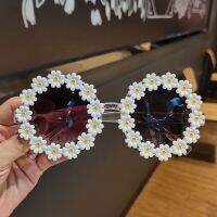 Ins girl cute little Daisy sunglasses personality street snap picnic outing flower adornment modelling glasses sunglasses