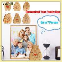 VERMILL เครื่องประดับเดสก์ท็อป รูปปั้นครอบครัวหมีไม้ บ้านในบ้าน งานทำมือ ปริศนาศิลปะไม้ ของขวัญวันเกิดของขวัญ ตกแต่งโต๊ะในบ้าน ตุ๊กตาสัตว์น่ารัก วันแม่ในวันหยุด