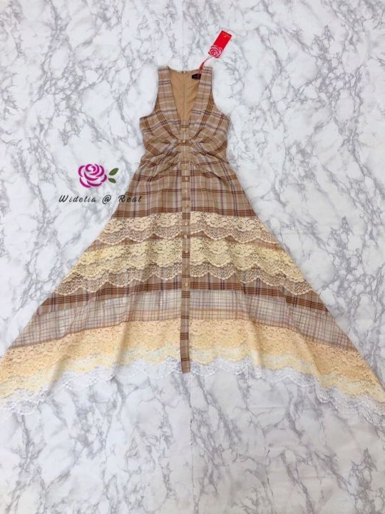 p010-182-pimnadacloset-v-neck-sleevless-cotton-woven-plaid-maxi-dress