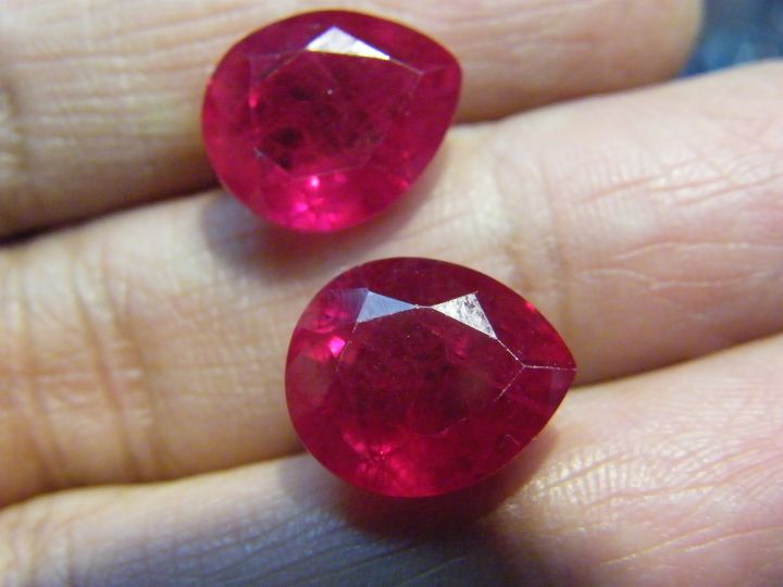lab-made-created-ruby-top-gemstone-ทับทิมของเทียม-สีแดง-2-เม็ด-ขนาด-13x11-มิล-pear-18-กะรัต