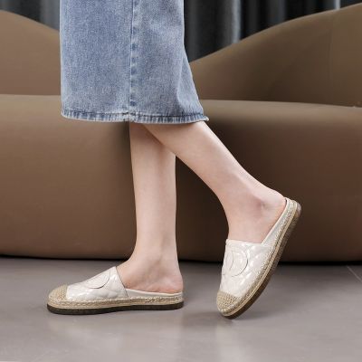 รองเท้าแตะผู้หญิง 2023 ฤดูใบไม้ผลิใหม่รองเท้าชาวประมงฟางผู้หญิงรองเท้าแตะส้นแบนหนาสไตล์น้ำหอมขนาดเล็กผู้หญิง