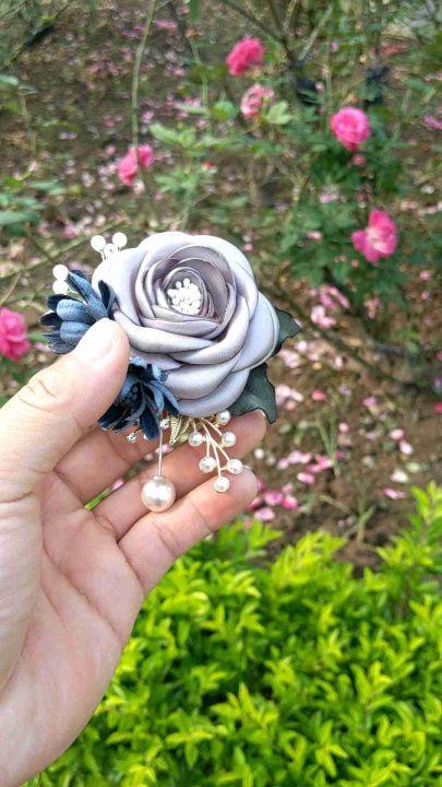 Một chiếc hoa handmade ruy băng sẽ làm tăng thêm sự quý phái và độc đáo cho trang phục của bạn. Với những mẫu hoa được chế tác tinh xảo và chất liệu cao cấp, bạn sẽ không thể chối từ chiếc hoa cài áo đẹp như mơ này.