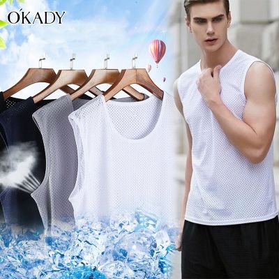 ✢ OKADY เสื้อแขนกุด ฤดูร้อนน้ำแข็งผ้าไหมระบายอากาศบางแขนสั้นชายเสื้อกีฬาแขนกุดแฟชั่นเสื้อกั๊ก เสื้อกั๊ก