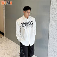 WOMA เสื้อเชิ้ตไหล่บุนวมแขนยาวของผู้ชายพิมพ์ลายตัวอักษรกราฟฟิตีเสื้อยืดอเมริกัน