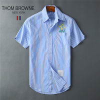 [ภาพจริง] ของแท้100% เสื้อทีเชิ๊ตของผู้ชาย THOM Browneลูกน้องของผู้ชายเสื้อเชิ้ตสีฟ้าลายทางแขนสั้นอินเทรนด์เสื้อเชิ๊ตลำลองลายปักดอกแดนดิไลอันบางใส่หน้าร้อนสำหรับผู้หญิงและผู้ชาย