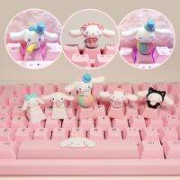 （Miss qis keycap）PBT อะนิเมะน่ารักสุนัขหูใหญ่สุนัขอบเชยการ์ตูนสีชมพูสเตอริโอโปร่งใสหมวกกุญแจคีย์บอร์ดแบบกลไก R4