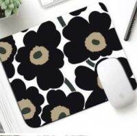 MERIMEKKO  BW  แผ่นรองเม้าส์ แผ่นรองเมาส์ เมาส์ สี่เหลี่ยม ลาย MERIMEKKO BW ดอกไม้ ขนาด 21 x 26 cm สวยงาม น่าใช้งาน งานดี มีบริการเก็บเงินปลายทาง by NPNN shop