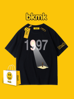 BKMK เสื้อยืดคู่พิมพ์ลายลำแสงดิจิตอลเสื้อยืดผู้ชายแขนสั้นคอกลมทรงหลวมแฟชั่นฤดูร้อนคู่ผ้าฝ้ายอเมริกัน