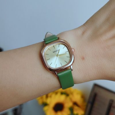 นาฬิกาผู้หญิงควอร์ทซ์แฟชั่นลำลองเรียบง่ายสไตล์ยุโรปและอเมริกันเล็บ MODE Korea สี่เหลี่ยมแบบใหม่นาฬิกาผู้หญิง