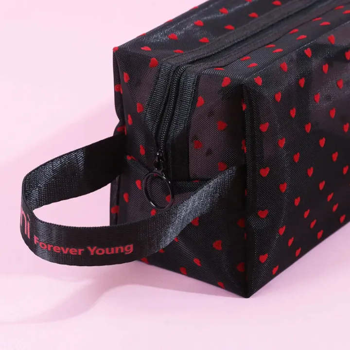 oni-oversize-square-mesh-cosmetic-bag-black-mesh-red-heart-กระเป๋าเครื่องสำอางแบบตาข่ายโปร่งใส-ทรงสี่เหลี่ยม-สีดำ-ดีไซน์หัวใจสีแดง