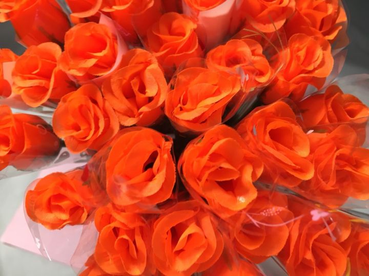 ดอกกุหลาบปลอม-สีส้ม-ต้อนรับวันวาเลนไทน์-แพ็คละ-12-ดอก