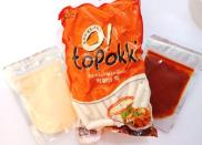 Combo gồm 1kg tokbokki, nước sốt, và bột phô mai Hàn quốc